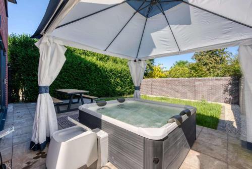 Curdworth House | Modern 3BR Home in 24 Breeden Dr Near M6, NEC & Airport Hot Tub, Netflix, Free Parking