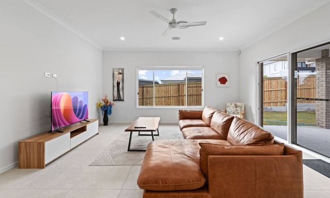 Park Ridge House | Modern 3BR Home in Peaceful Park Ridge Estate