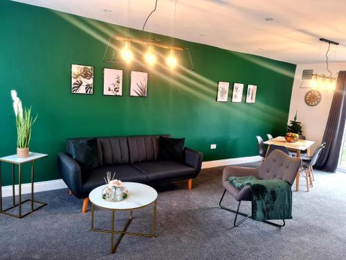 Langley Marish Apartment | Modern 3BR Home, Sleeps 5, Contractor Deal -Friendly, Near M25, Free Parking