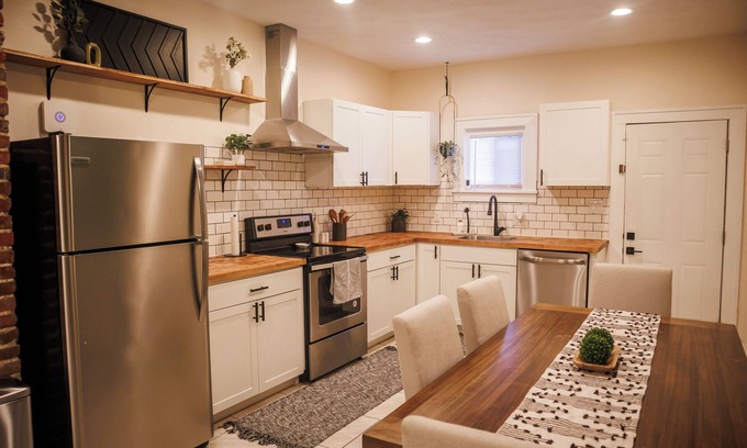 Indianapolis House | Modern 3BR Near Downtown Indy - 1G Wifi - Smart TV - Full Kitchen - Photo Wall