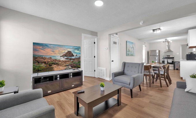 Westgate House | Modern 3BR Near Downtown & Casino, Pet-friendly, Fast Wi-Fi, Laundry