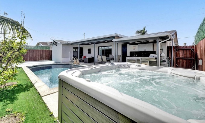 Sunrise House | Modern 3BR Near Sawgrass Mall w pool + Hot Tub