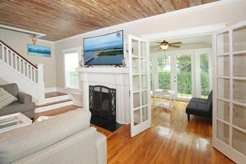 Southside House | Modern 3BR, Pet-Friendly, WiFi, Washer & Dryer