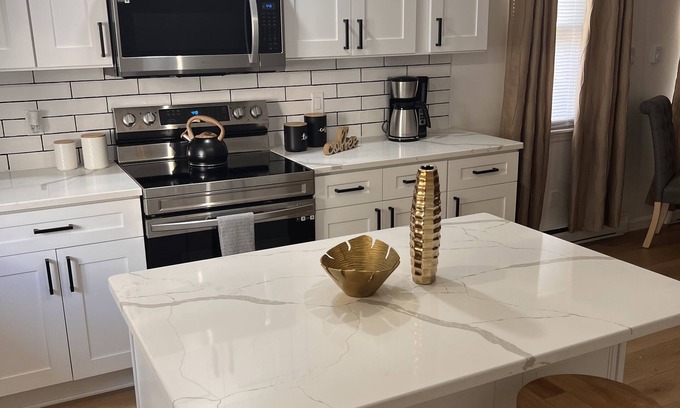 Springfield House | Modern 3BR PET FRIENDLY near Six Flags, Big E and major Hospitals