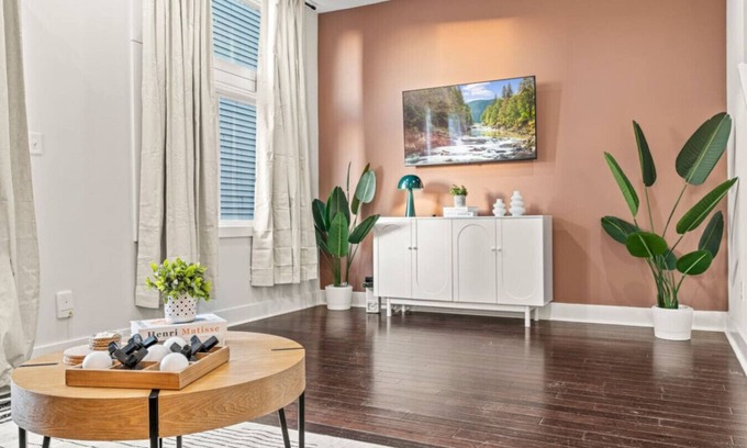 Fairmount Apartment | Modern 3BR Retreat Roofdeck Views + Subway