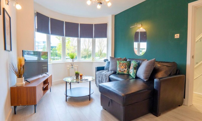 Bloxwich House | Modern 3BR w/WIFI, TV, Workspace and Parking, in Solihull near Resorts World