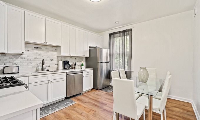 Pittsburgh Apartment | Modern 4 BDRM 2 bath Apt Baby & Fur Baby Friendly