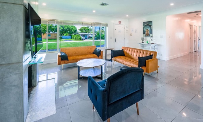 Highland Garden House | Modern 4 BDRM Hollywood Home 7 mins from the beach