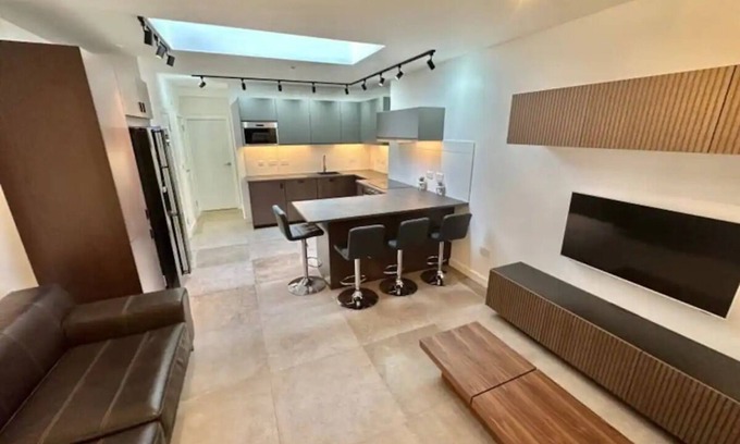 Huddersfield House | Modern 4 bed 4 en-suite house - Great location