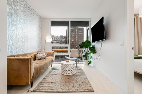 Mount Pleasant Apartment | Modern 4-Bed Condo with AC and Parking near SkyTrain for 6