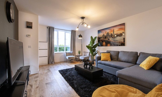 Liberton House | MODERN 4-BED EDINBURGH HOUSE WITH PRIVATE PARKING