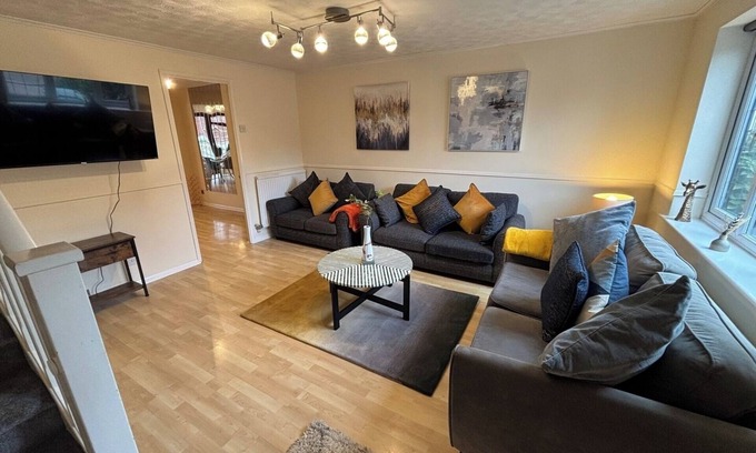 Gooshays House | Modern 4-Bed Home | Long Stay | Parking and Wi-Fi