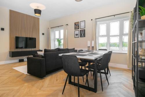 Stoke-on-Trent House | Modern 4 Bed House with Pool Table