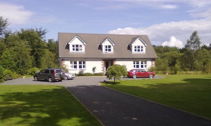 Fintry Cottage | Modern 4 Bedroom Country House with 1 acre gardens