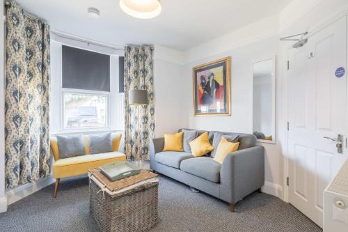 Cambridge House | Modern 4-Bedroom Detached Home in Central Cambridge with Parking