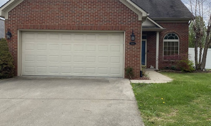 Lexington House | Modern 4 bedroom fenced in yard-Hamburg