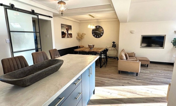 Olton House | Modern 4-bedroom house - Fast WIFI, NEC, HS2, B'ham Airport, Park Access