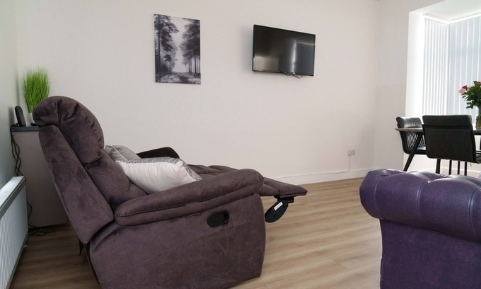 Harehills House | Modern 4 Bedroom house sleeps 10 people in Leeds