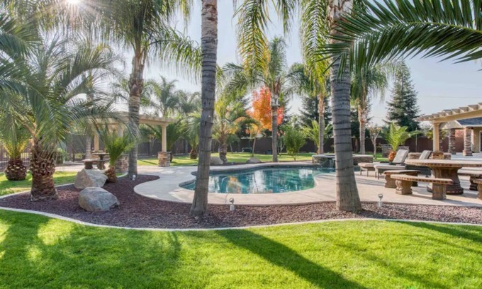 Reedley House | Modern 4-bedroom Villa w/Pool/Spa & Private Park