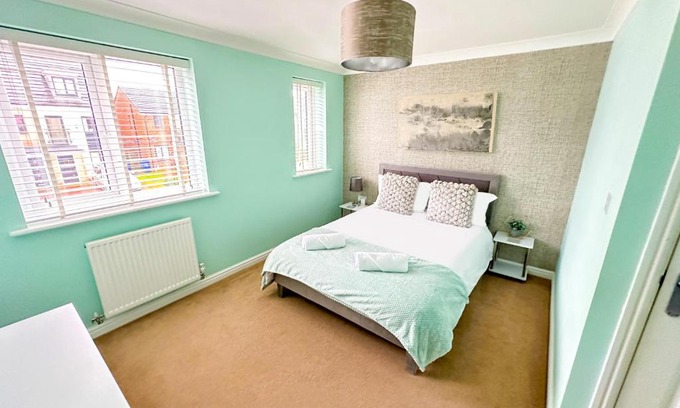 Newcastle-upon-Tyne Villa | Modern 4 Beds House With FREE Parking