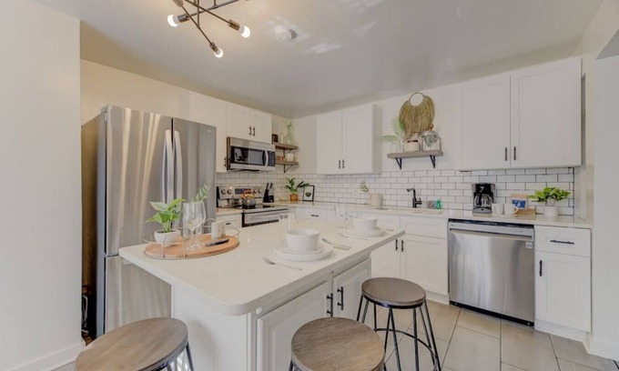 Earlewood Condo | Modern 4 BR Apt - Mins to USC, ZOO & Ft Jackson