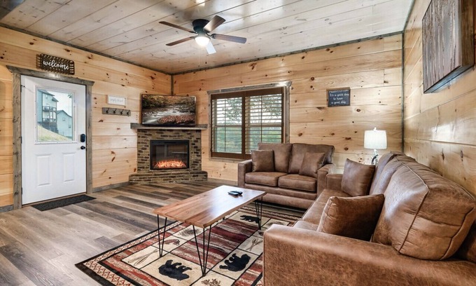 Sevierville Cabin | Modern 4-BR Cabin ★ Timeless Resort Near Parkway/Dollywood ★ Game Room ★ Hot Tub