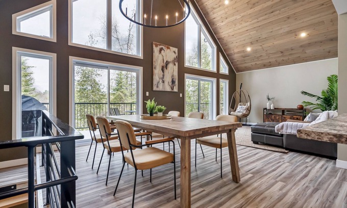 Low Cottage | Modern 4-season Lakefront Chalet with New Hot Tub & 4 Bedrooms: 1 hr from Ottawa