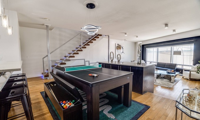 Deep Ellum House | Modern 4 Story Townhome -5 minutes walk to Deep Ellum & Fair Park!