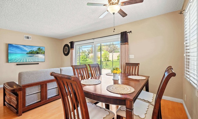 Upland House | Modern 4B Retreat with Cozy Decor