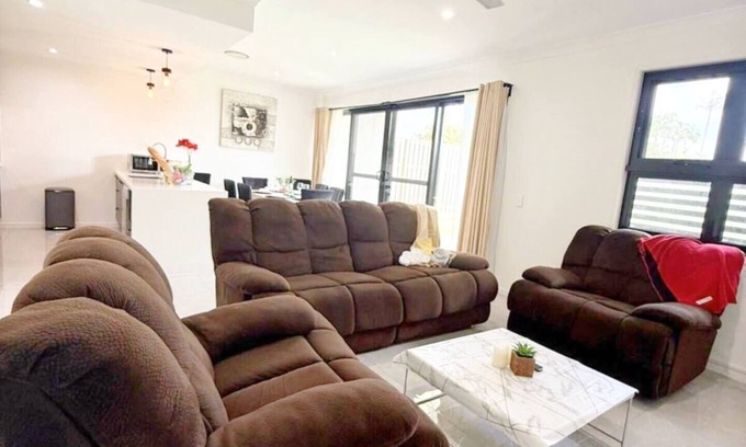 Rochedale House | Modern 4B Townhouse Spacious & Serene in Rochedal