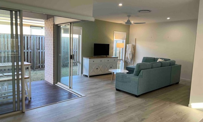 Bundamba House | Modern 4bedroom home charming family friendly Ipswich home