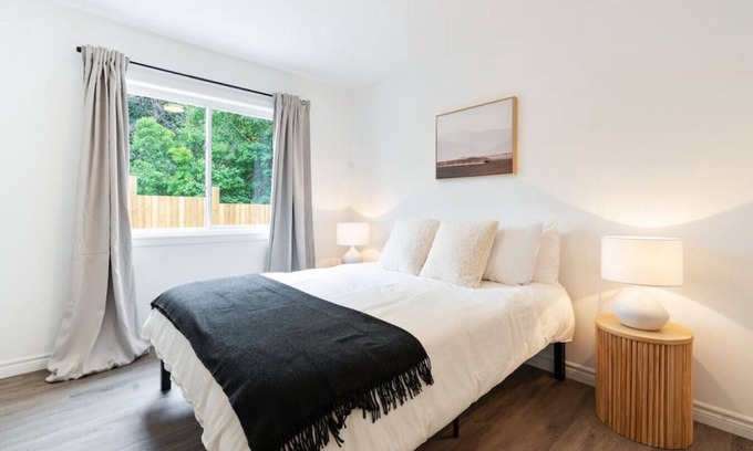 Barrie Apartment | Modern 4BR Coach House | Near Beach & Downtown