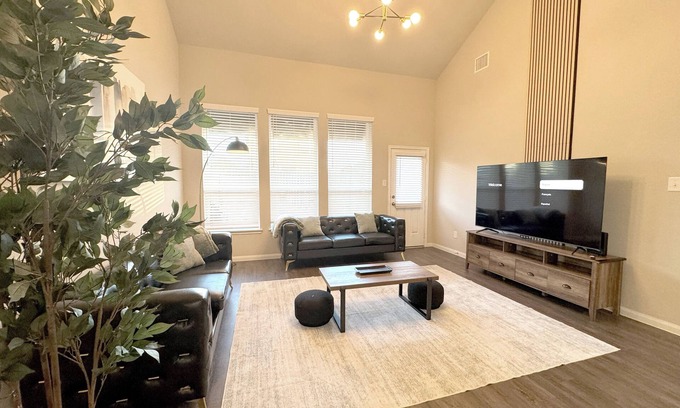 Porter House | Modern 4br house · 4 king beds · Game room · Community Pool · Pets welcome!