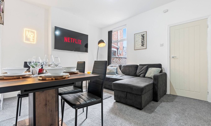 Welford House | Modern 4BR Leicester Home | Garden | Sleeps 10