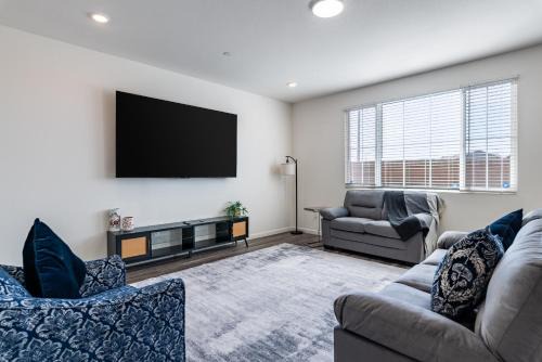 Stockton Apartment | Modern 4BR Retreat, Big TVs & BBQ, Near i99