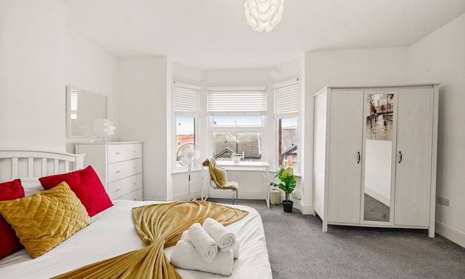Luton House | Modern 4BR Victorian Home near Luton Airport