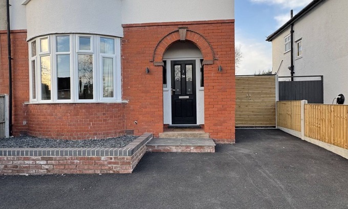 Shrewsbury House | Modern 5 Bed Home Near Royal Shrewsbury Hospital