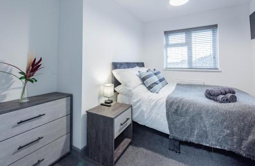 Renhold House | Modern 5 Bed House in Bedford Perfect For Contractors