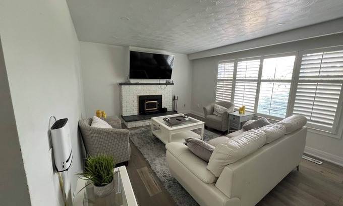 Georgetown House | Modern 5 Bedroom Bungalow with Two Separate Living Spaces In Georgetown, ON