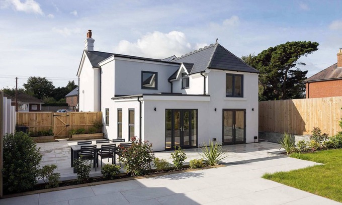 Southbourne House | Modern 5-Bedroom Retreat Nr Coast