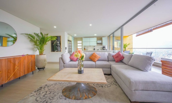Lalinde Apartment | Modern 5 Bedroom w/Jacuzzi & Amazing View, Poblado