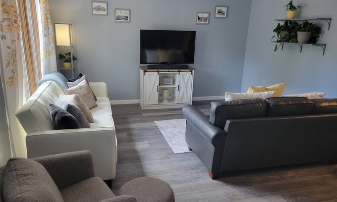 State College House | Modern. 5 min to Penn State Breakfast included, King bed, Game Room! Toftrees