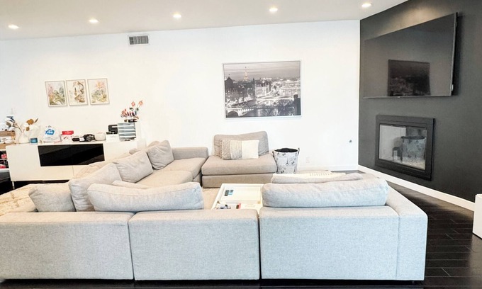 Valley Glen House | Modern 5bdr House with hot tub 7 min from Universal studios
