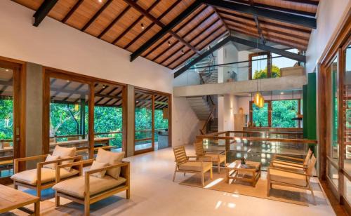 Harispattuwa Villa | Modern 5BR BathTub MoviRoom RoofTop Cook NatureViews Ella Kandy Train