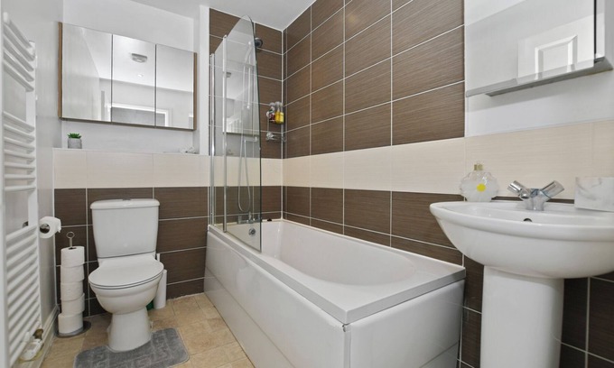 Bushey House | Modern 5BR Home Near Harry Potter Studios – Ideal for Groups & Contractors