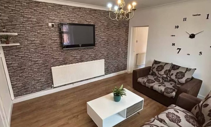 Wolverhampton House | Modern 5BR house near Wolves stadium| perfect for contractors and Families.