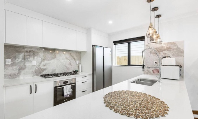 Mangere House | Modern 5BR in Mangere | 6 mins from the Airport