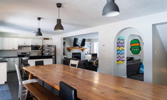Revelstoke House | Modern 6 Bed 5.5 Bath Lodge Right Under Revelstoke Mountain Resort