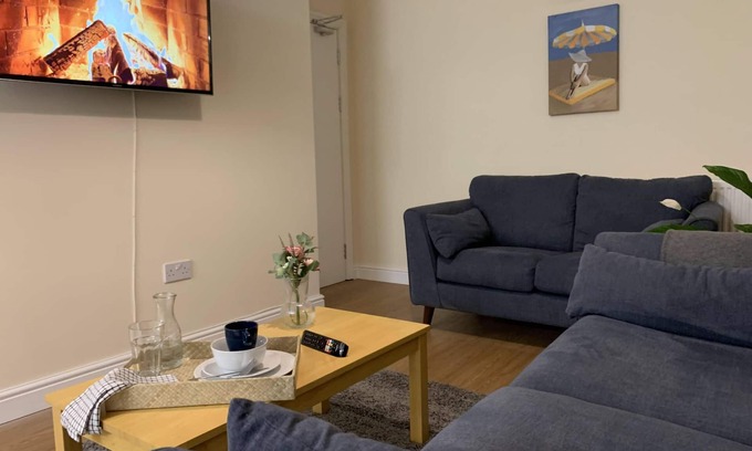 Birmingham House | Modern 6-Bed-Groups-Contractors Parking Vans-Cars