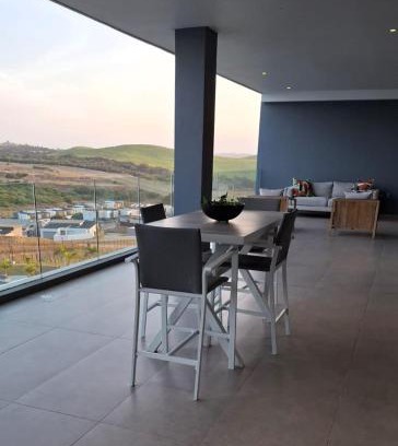 La Mercy Apartment | Modern 6 sleeper with seaviews